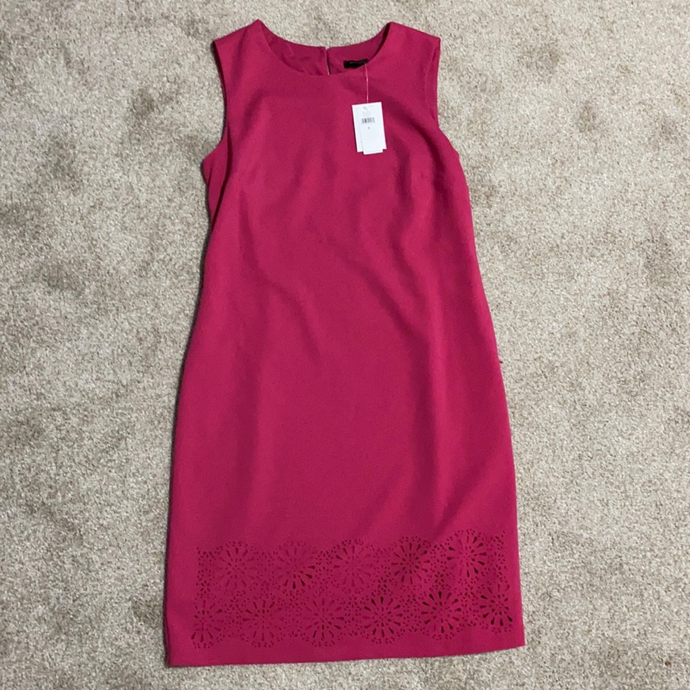 NWT! Banana Republic sleeveless shift dress with cutout detail at hem, size 8.